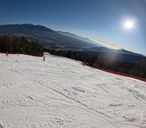 ゴンドラ山頂駅からコナシゲレンデから滑り始め、アルパインゲレンデへ。今日もばっちり八ヶ岳を見ながらお楽しみできます。